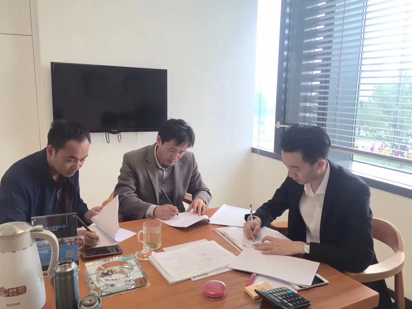 熱烈祝賀王總、葛總簽約創綠家蘇州市區級代理！