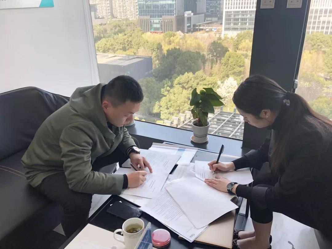 彭總之前是在國企上班，現在選擇自己創業，自己做過多方面的了解，千里迢迢來考察，注重公司實力、扶持力度和產品效果，對這個行業也是非常有信心，在我們除醛技術交流峰會現場果斷簽約！